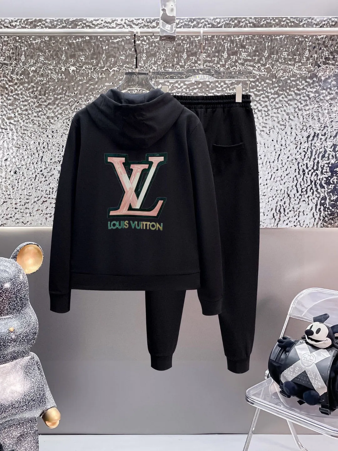 🅿️420 [LV Louis Vuitton] (Fat Man Gospel) hot-selling suit is coming. Focus on the original version of the official website. 2025 new hot-selling cardigan sweater suit. The original order is the best. 🇭🇰The meticulous work of top designers is dedicated to a fitting and perfect upper body effect. All-natural high-quality Roman cotton 100%, close-fitting comfort, noble and elegant! Original hardware embodies elegance and nobility! Counter size: M-5XL (maximum wear up to 220 pounds)